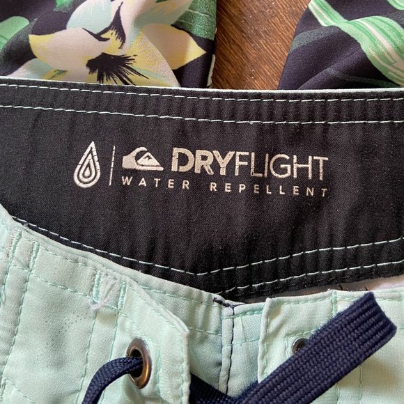 Quiksilver DryFlight Boardshorts - Size 24 - Picture 5 of 8